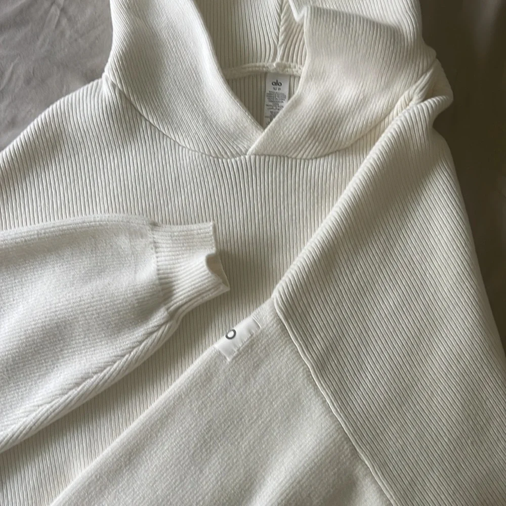 ALO Yoga Cream Oversized Hooded Sweater - Picture 6 of 9